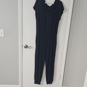 Elegant Navy BlueJumpsuit with V-Neck and Tapered Legs